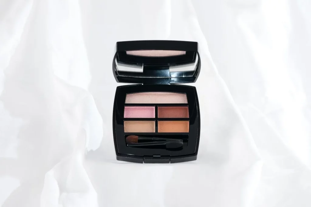Chanel réinvente l’une de ses couleurs les plus iconiques avec la collection Rouge Noir