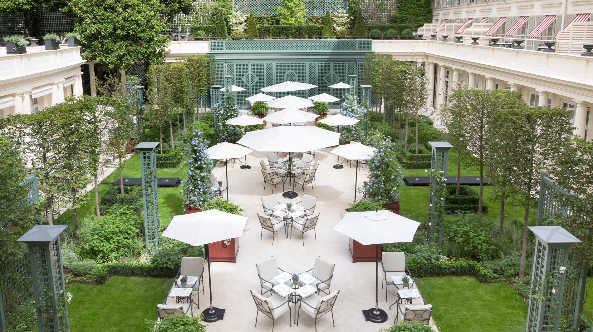 Le jardin secret du Bristol Paris : un havre de paix au cœur du Faubourg Saint-Honoré