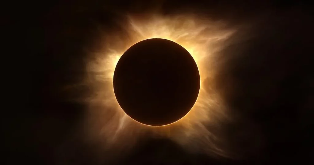 Éclipse solaire 2026 : les images spectaculaires d’un phénomène qui a traversé le monde 5 eclipse total