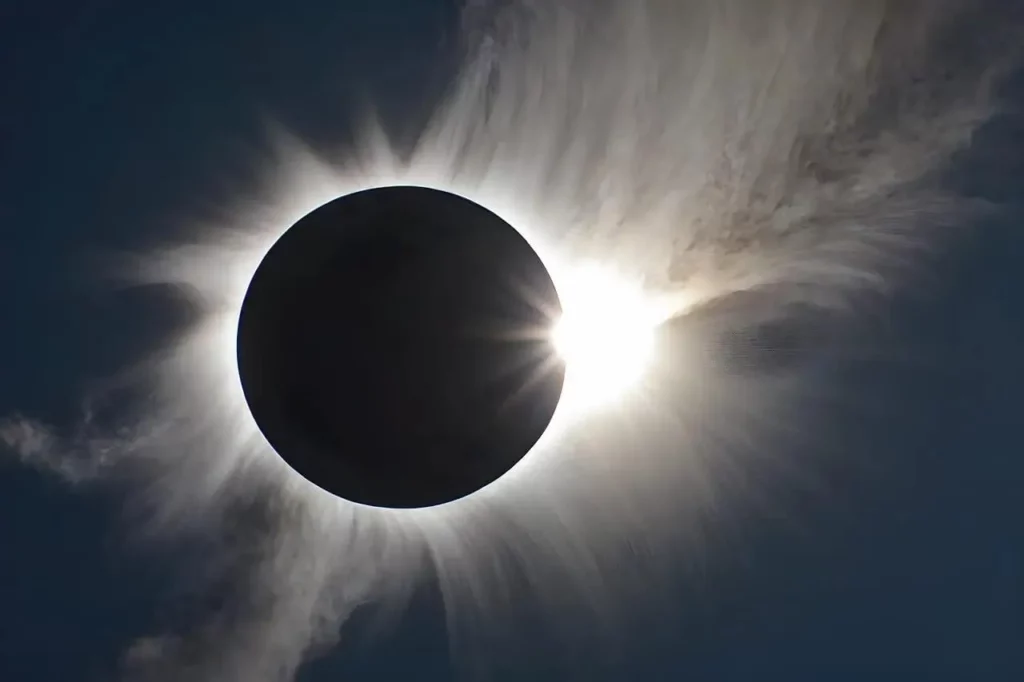 Éclipse solaire 2026 : les images spectaculaires d’un phénomène qui a traversé le monde 6 lune et soleil