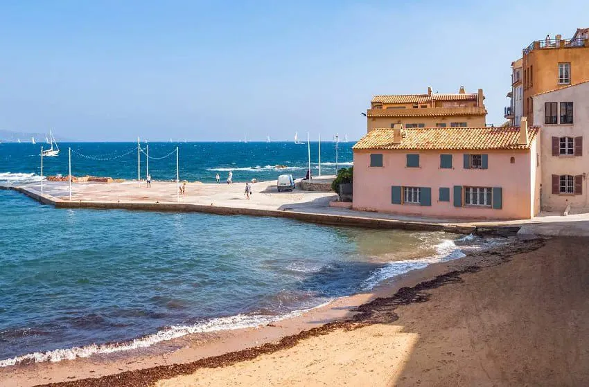 Les plus belles plages de Saint-Tropez : entre glamour, criques secrètes et eaux turquoise